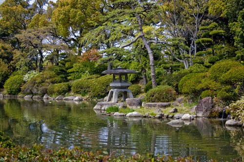 japanese-garden-with-stone-lantern