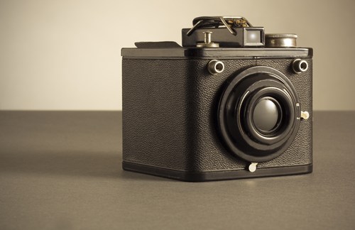 small-vintage-camera-on-right-of-frame